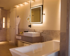 Koupelna pokojů typu Classic Room, Deluxe Room, Premium Sea View Room